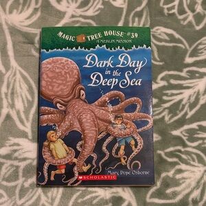 Scholastic Magic Tree House: Dark Day in the Deep Sea — Blue & Green Cover